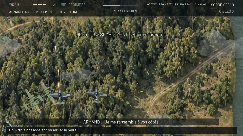 Two green Pe-2 bombers with red stars fly beside two grey Yak fighters over a pine forest crossed by a dirt track; a German fighter shows at the lower left edge; the display reads Ordre, rassemblement, retour en formation, and the wingman Armand answers that he is forming up